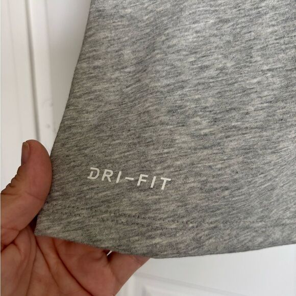 NWOT Nike Tennis Court Heather Gray Dri Fit  Tee - Picture 3 of 3